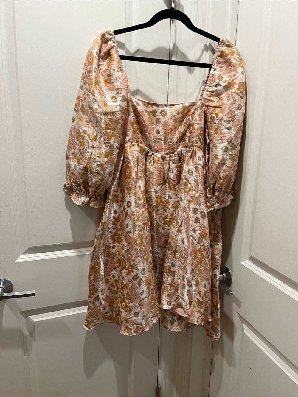 Storia Pink and Gold Floral Puff Sleeve Mini Dress